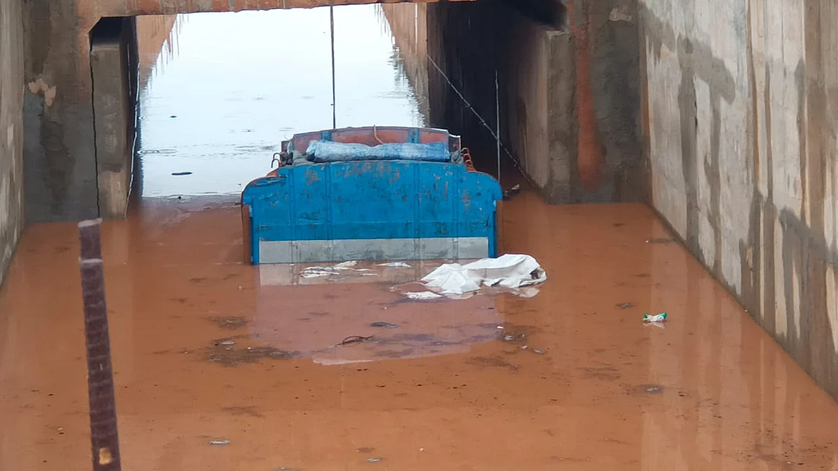 மழைநீரில் மூழ்கிய லாரி