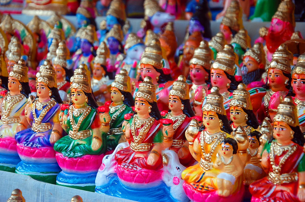 குழந்தை புத்தர், கிருஷ்ண லீலை, விவசாயி; கண்ணைக்கவரும் வண்ணமயமான நவராத்திரி கொலு பொம்மைகள்!