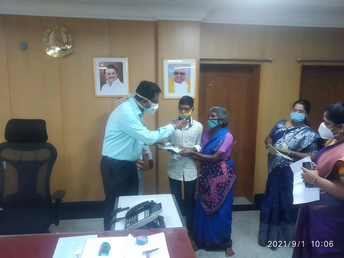 சிறுவனுக்கு உதவிய கலெக்டர்