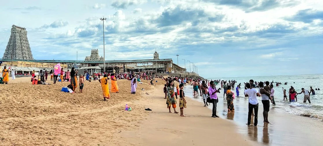கடற்கரையில் திரண்ட பக்தர்கள்