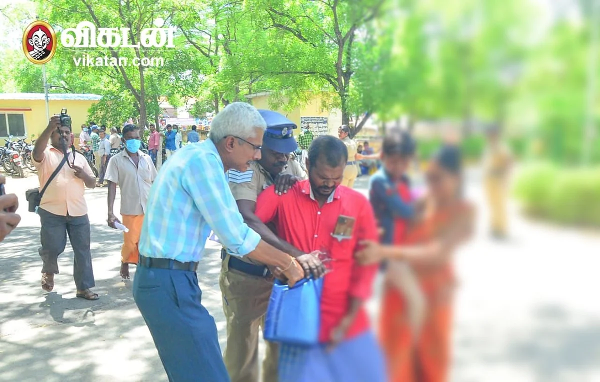 மண்ணெண்ணெய் ஊற்றிய கருப்பசாமியைத் தடுக்கும் போலீஸார்