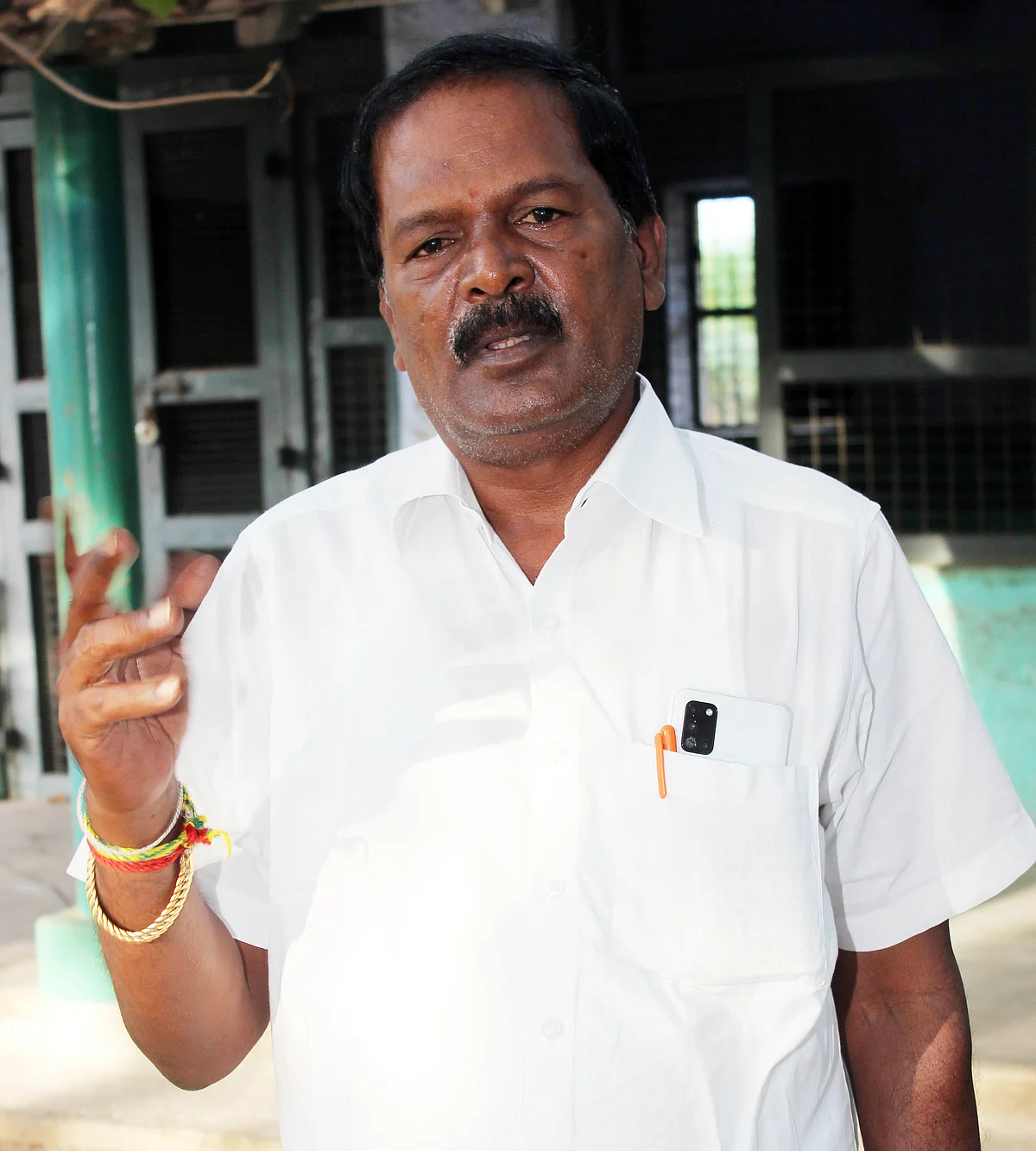 காமராஜர் திறந்த பள்ளியின் அவலநிலை: `ஓடுகள் பெயர்ந்து; பூச்சுகள் உதிர்ந்து வகுப்பறையில் மழைநீர்!'