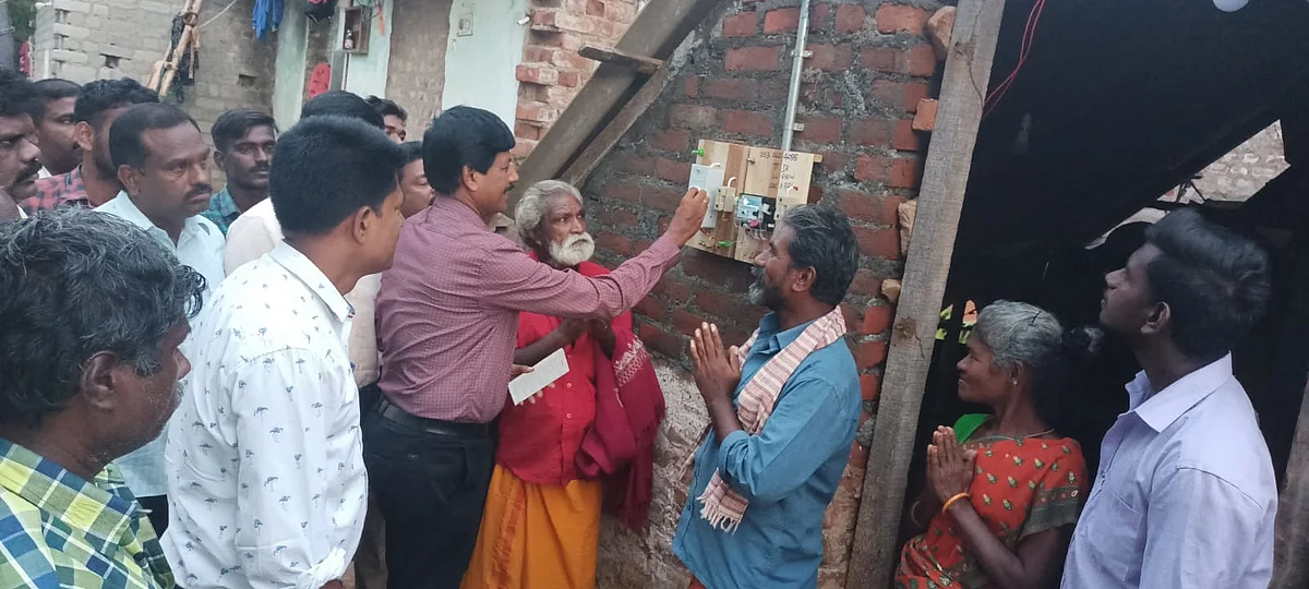மின் இணைப்பு வழங்கும் மின்வாரியத்தினர்