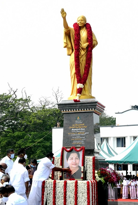 ஜெயலலிதா சிலையைத் திறந்து வைத்த எடப்பாடி பழனிசாமி