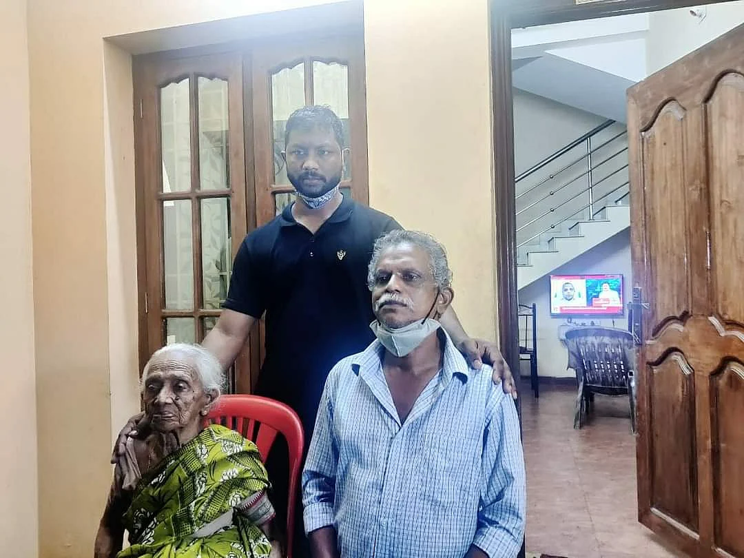 குடும்பத்தினருடன் ஜெயபாலன்