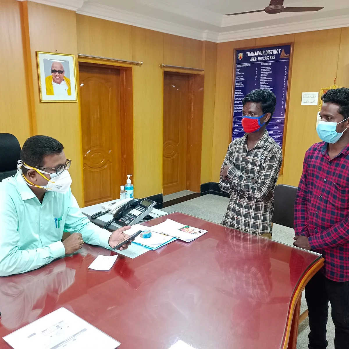 கலெக்டருடன் சதீஸ்குமார்