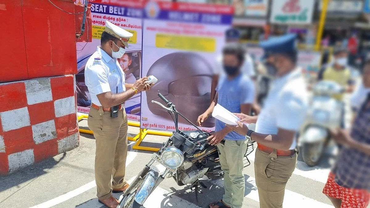 சோதனை நடத்தும் போலீஸார் (மாதிரி படம்)