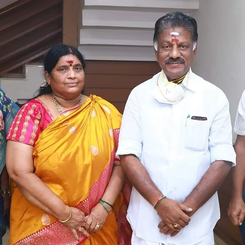 ஓ.பன்னீர் செல்வம் தன் மனைவி விஜயலட்சுமியுடன்