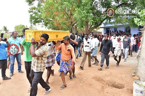 எடுத்துச் செல்லப்படும் உடல்