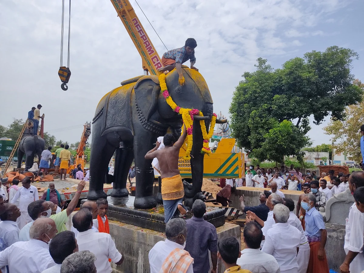 கிரேன் மூலம் தூக்கி வைக்கப்பட்ட யானைச் சிலை