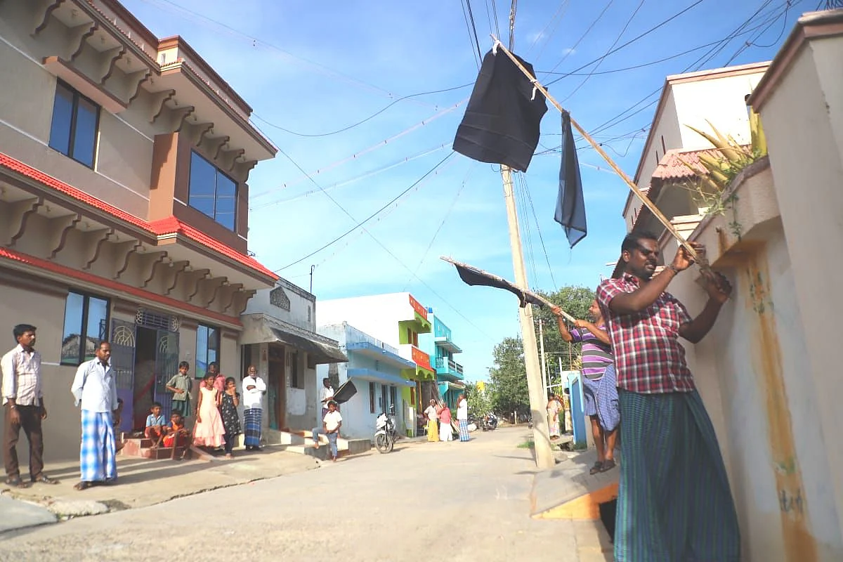 வீடுகளில் கறுப்புக்கொடி கட்டிய மக்கள்