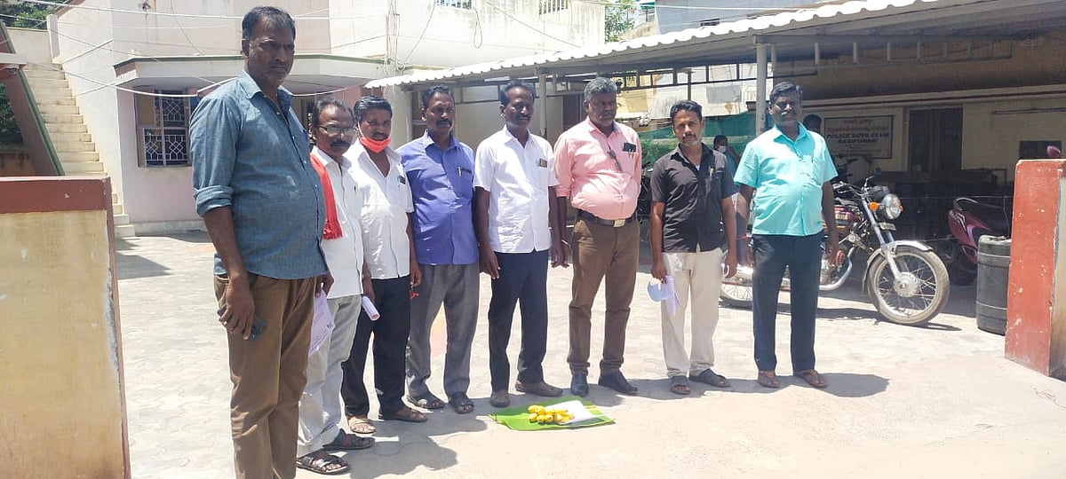 கட்சிக் கொடியை அவமதித்த ஆய்வாளர்?! - தலைவாழை இலையில் `போராட்ட மனு’வை வைத்த கம்னியூஸ்ட்டுகள்