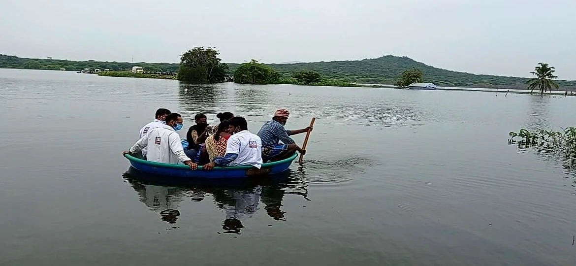 108 ஆம்புலன்ஸ் ஊழியர்கள் பரிசல் பயணம்