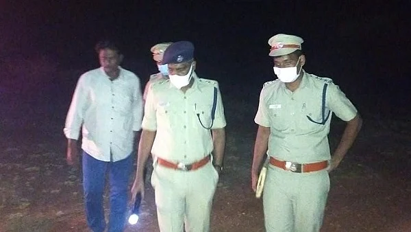 தொழிலாளி கொலை செய்யப்பட்ட இடத்தில் போலீஸார்