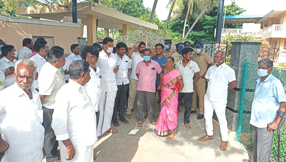 போராட்டத்தில் ஈடுபட்டுள்ள அ.தி.மு.க-வினர்.