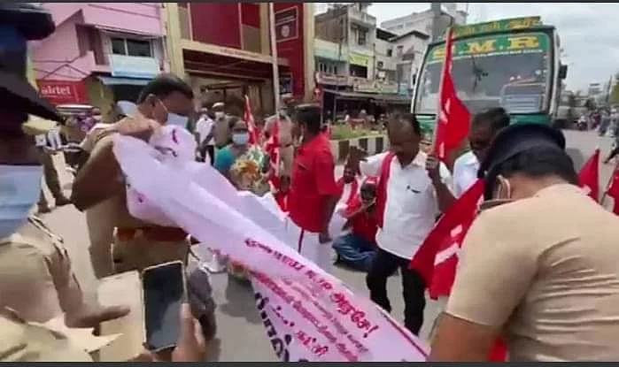 பதாகையைப் பிடுங்கும் ஆய்வாளர்