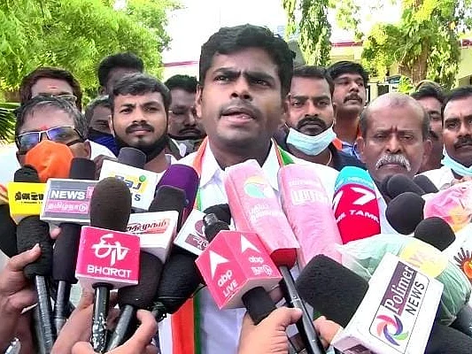 `வித்தியாச அரசியலைச் சட்டமன்றத்தில் காட்டுங்கள்; பல்கலைக்கழக இணைப்பில் அல்ல!’ - அண்ணாமலை