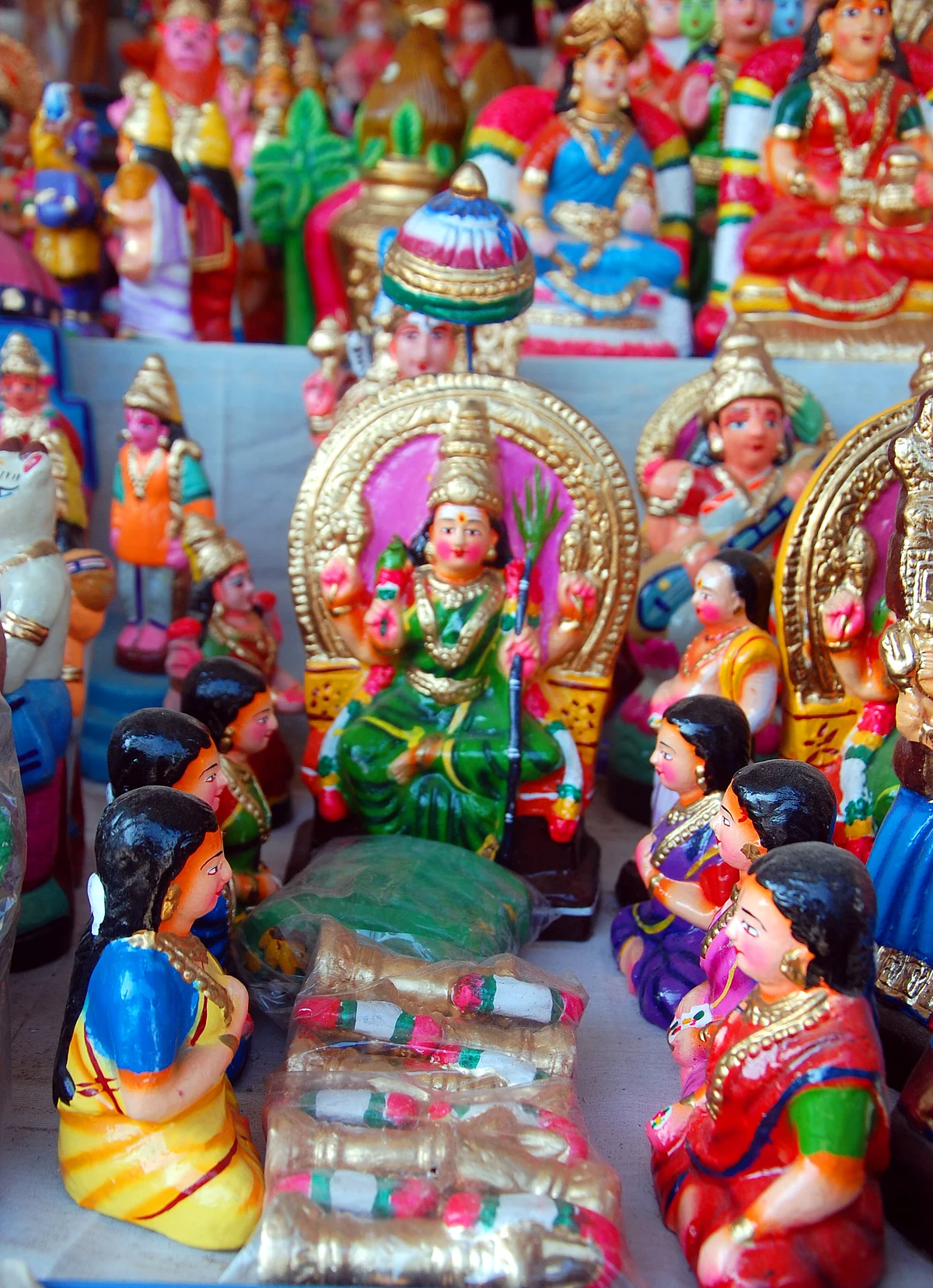 குழந்தை புத்தர், கிருஷ்ண லீலை, விவசாயி; கண்ணைக்கவரும் வண்ணமயமான நவராத்திரி கொலு பொம்மைகள்!