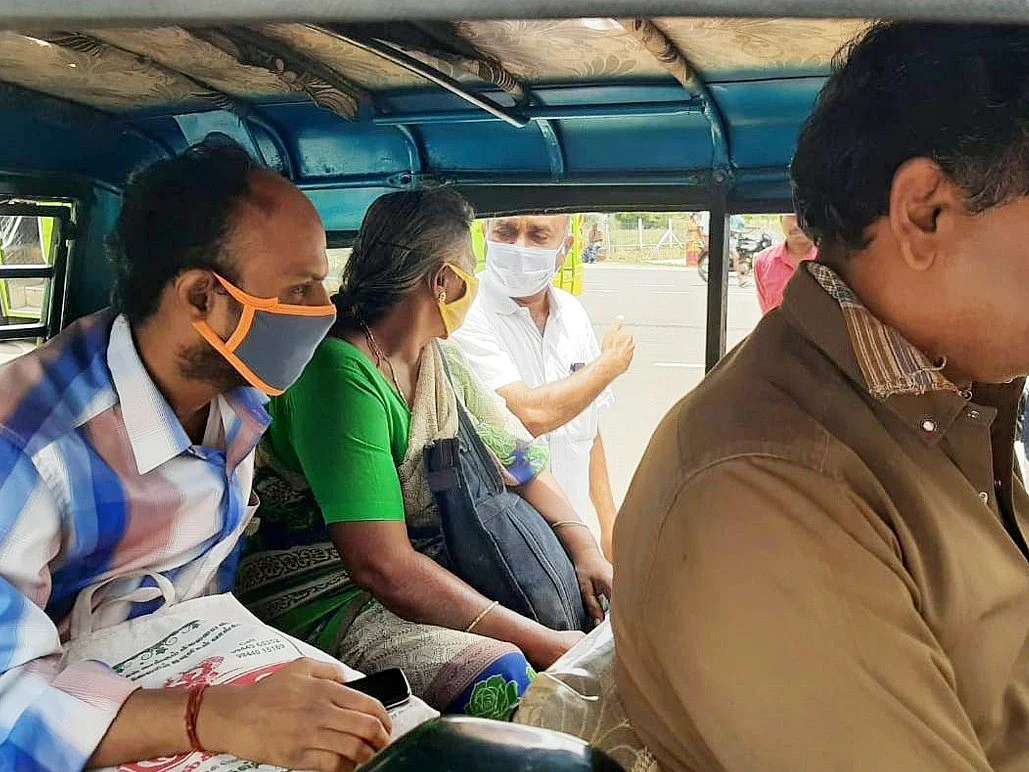 மனு கொடுக்க வரும் மாற்றுத்திறனாளிகள்; இலவச ஆட்டோ ஏற்பாடு செய்த ஆட்சியர்! - கரூர் நெகிழ்ச்சி