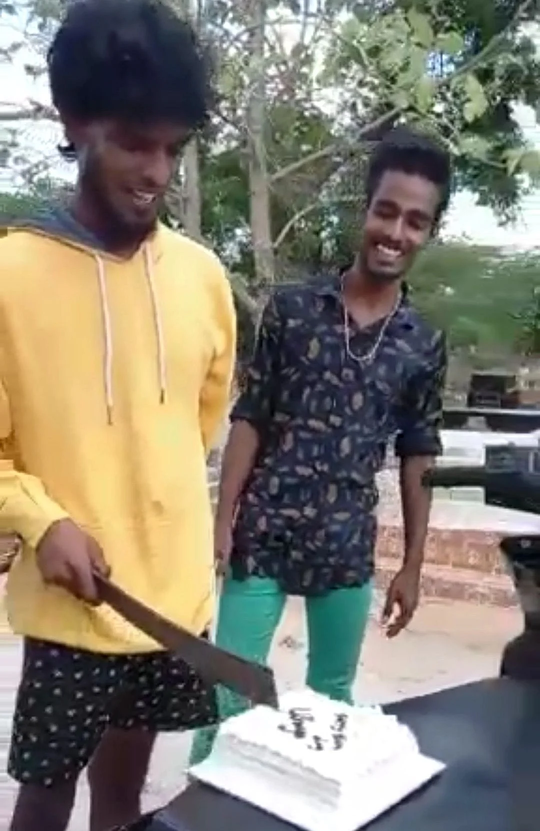 பட்டாக்கத்தியால் கேக் வெட்டிய இளைஞர்