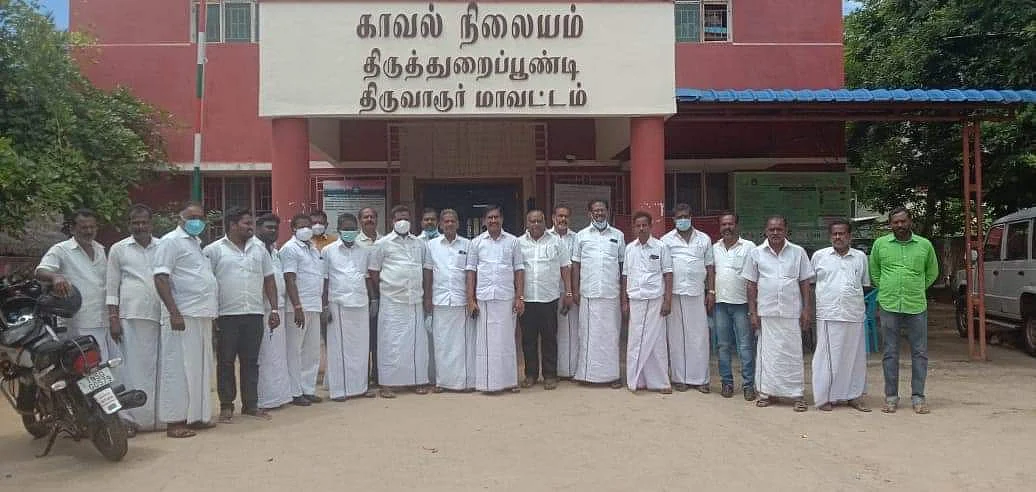 காவல் நிலையத்தை முற்றுகையிட்ட அதிமுக-வினர்