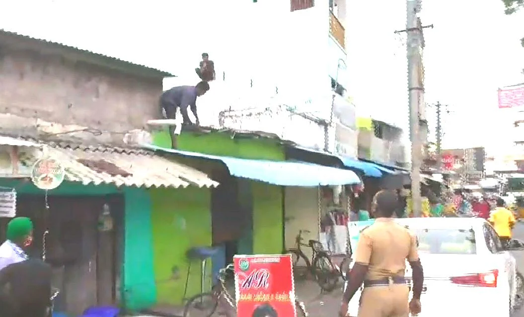 இளைஞரைக் கீழே இறங்கக் கூறும் ஏட்டு