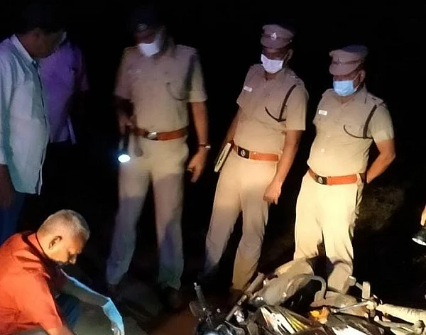 கொலை நடந்த இடத்தில் தடயவியல் ஆய்வு