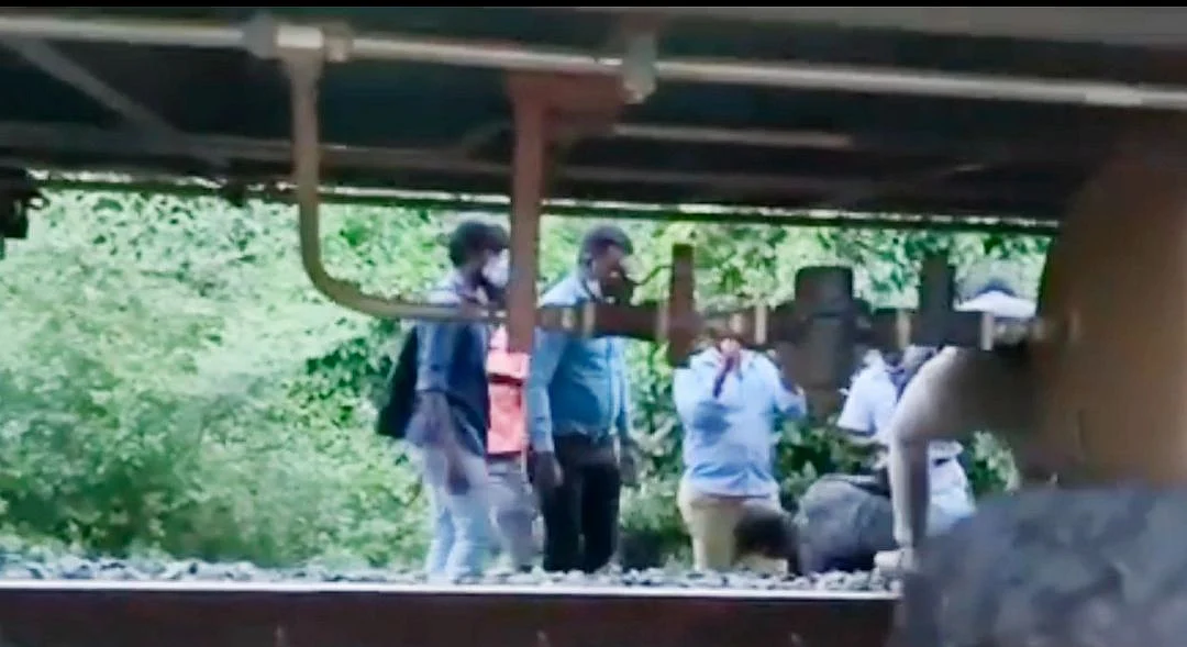 தண்டவாளத்திலிருந்து உருண்டபடி செல்லும் குடிமகன்