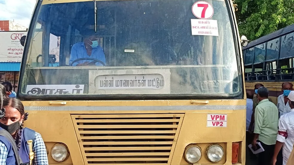 பள்ளி மாணவர்கள் மட்டும் பயணிக்கும் பேருந்து