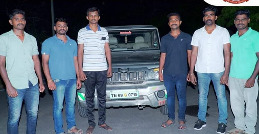 விபத்தில் பாதிக்கப்பட்டவரை மருத்துவமனையில் அனுமதித்த போலீஸார்