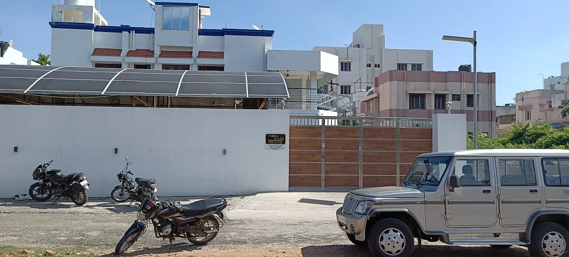 முன்னாள் அமைச்சர் வேலுமணியின் ஆதரவாளர்கள் வீட்டில் ரெய்டு!