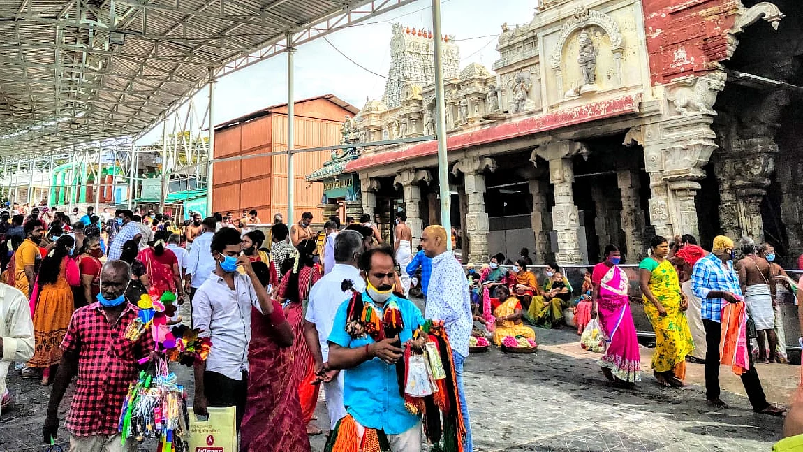 கோயில் முன்பு திரண்ட பக்தர்கள்