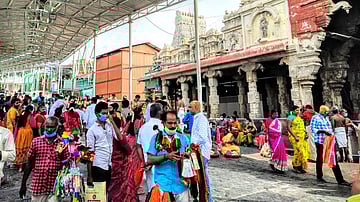 திருச்செந்தூர்: 10 நாள்களுக்குப் பிறகு அனுமதி; நீண்ட வரிசையில் காத்திருந்து தரிசனம் செய்த பக்தர்கள்! | Tiruchendur: Permission for Swami Darshan for devotees after 10 days