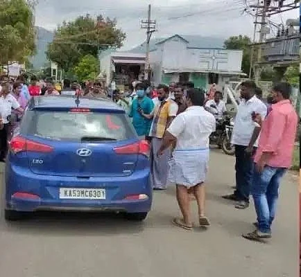 விரட்டப்படும் நித்தி ஆசிரம பக்தைகள் வந்த கார்