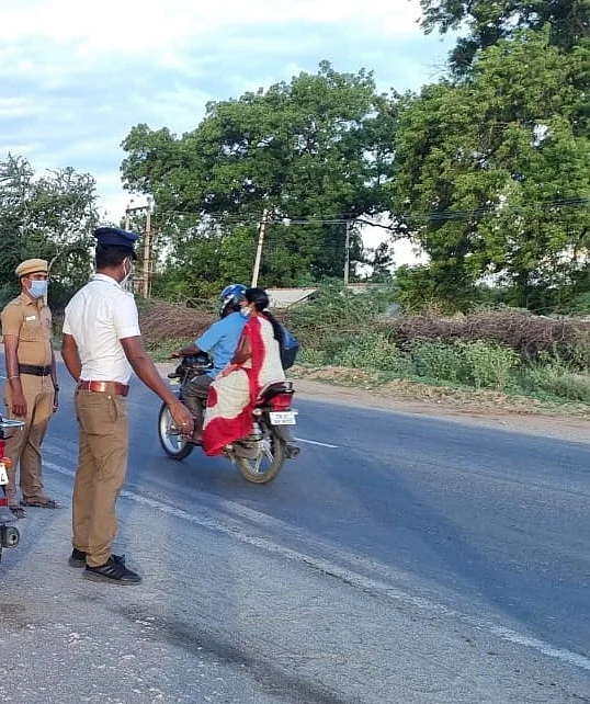 சோதனை நடத்தும் போலீஸார்