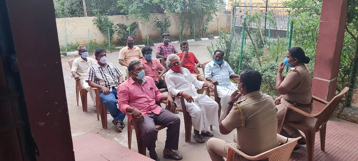 அறிவுறை வழங்கும் போலீஸார்
