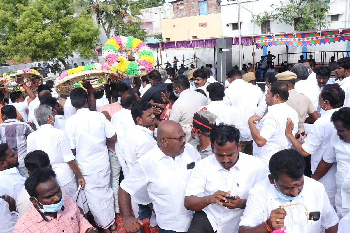 திமுக-வினர் தள்ளு முள்ளு
