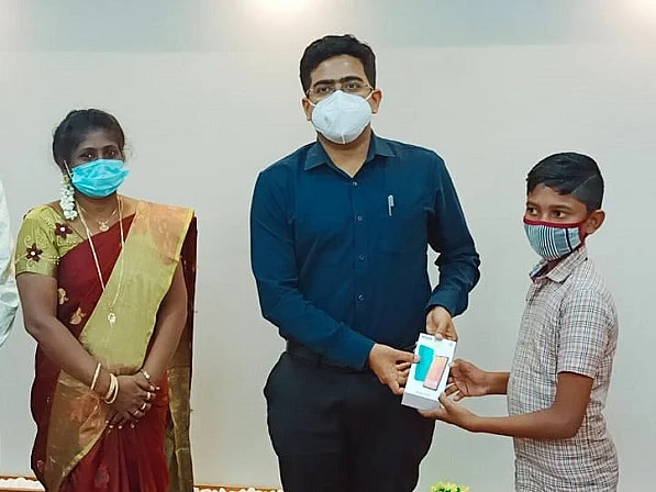 `மாணவர்கள் வறுமையில் இருக்காங்க!' - விருது தொகையில் மாணவர்களுக்கு செல்போன் வழங்கிய ஆசிரியை