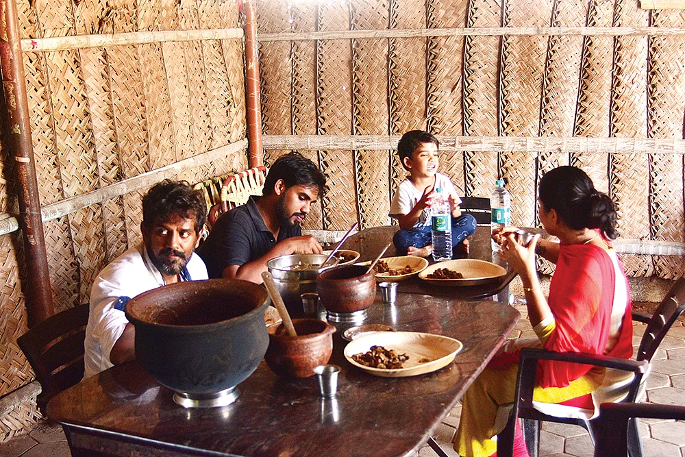 மண் சட்டியில் செய்த நாட்டுக்கோழிக் கறி சமையல் நாவில் எச்சி ஊற வைக்கும்.