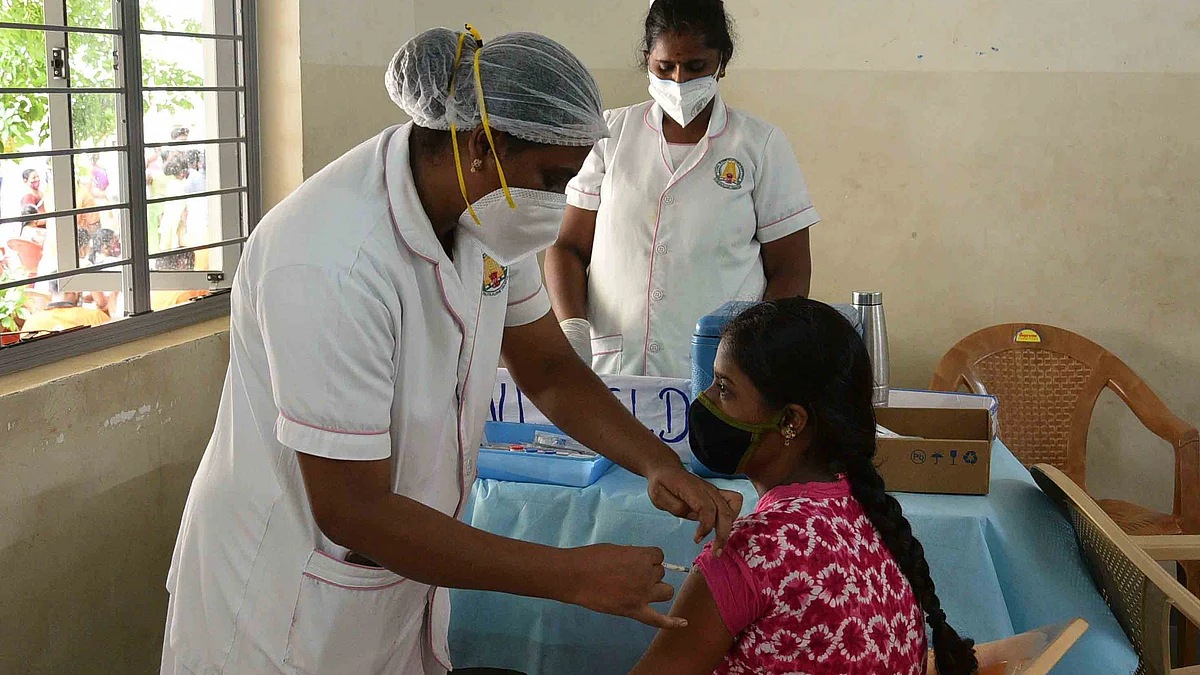 தடுப்பூசி செலுத்தும் மருத்துவப் பணியாளர்