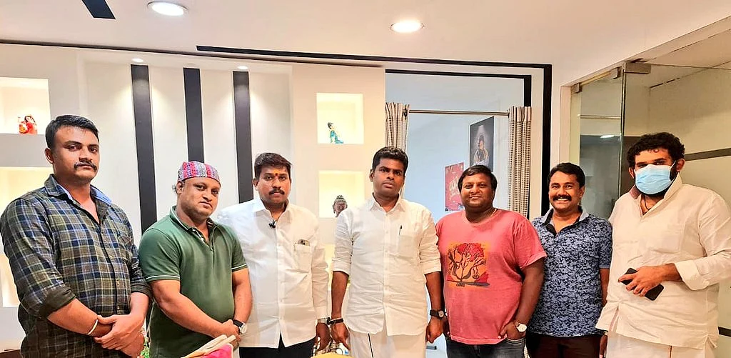 `ருத்ர தாண்டவம்’ படக்குழுவை நேரில் வாழ்த்திய அண்ணாமலை
