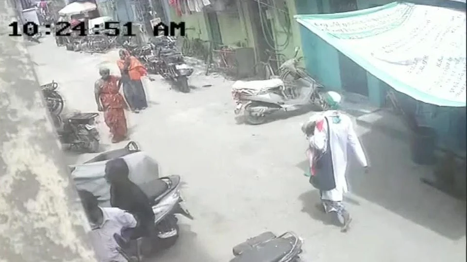 இளம்பெண்ணை ஏமாற்றியவர் நடந்து செல்லும் காட்சி