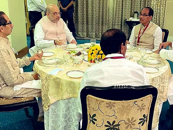 மத்திய அமைச்சர் அமித்ஷாவுடன் மதிய விருந்து; உறவைப் புதுப்பித்தாரா உத்தவ் தாக்கரே?!