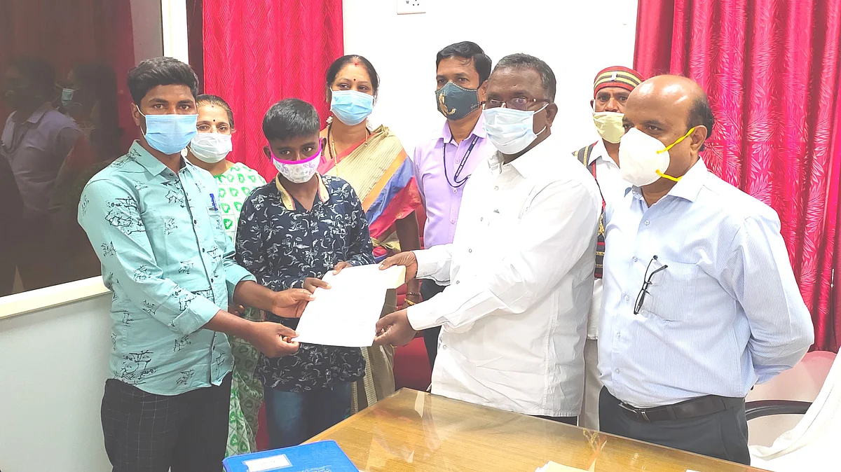 நிவாரணம் வழங்கிய மாவட்ட வருவாய் அலுவலர் தங்கையா பாண்டியன்