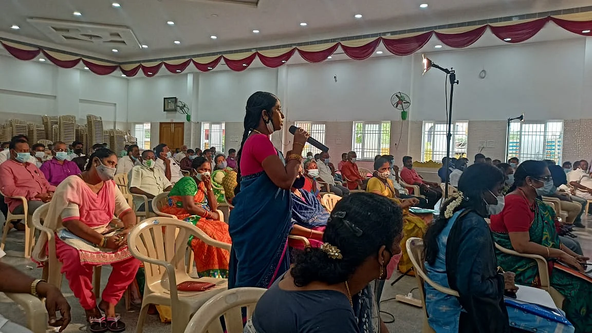 கூட்டத்தில் பொதுமக்கள்