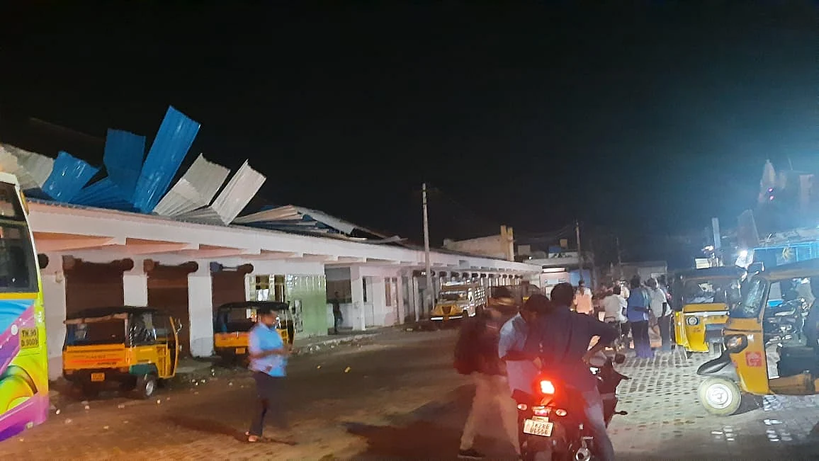 பெயர்ந்து தொங்கிய மேற்கூரை