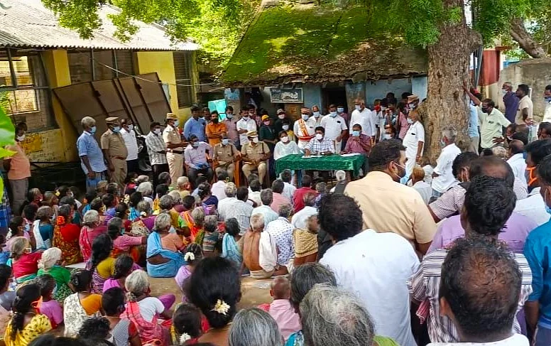 பேச்சுவார்த்தையில் விழுப்புரம் மாவட்ட ஆட்சியர் மோகன்