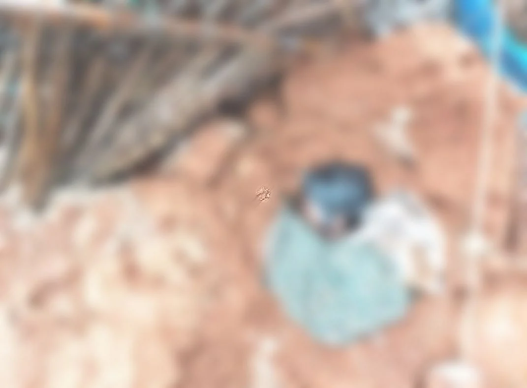 புதையுண்ட நிலையில் கிடக்கும் அண்ணியம்மாள் சடலம்