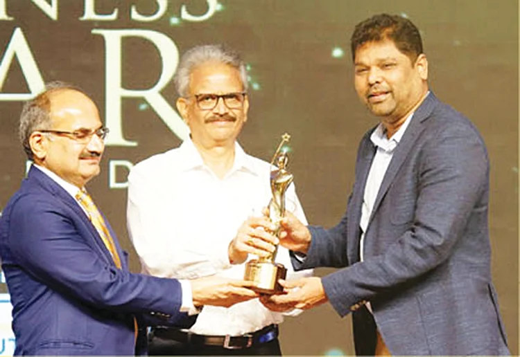 Girish Mathrubootham with Nanayam Business Star award