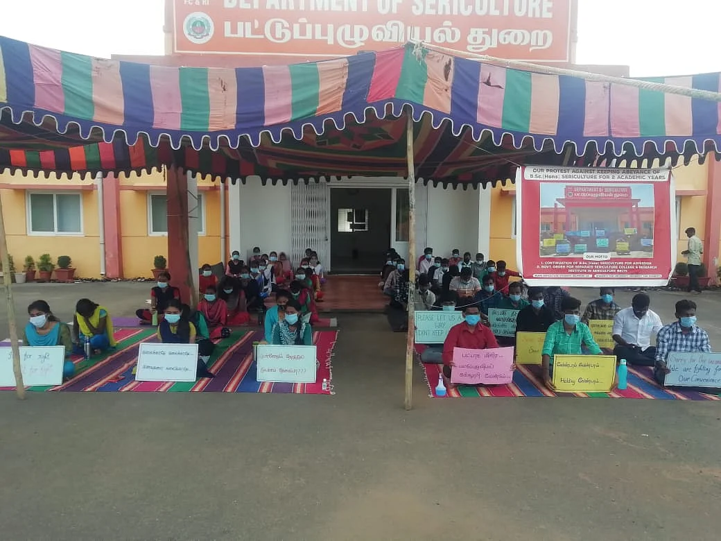 7-வது நாளாக மாணவர்கள் போராட்டம்; பாடப்பிரிவிலிருந்து பட்டுப்புழுவியல் துறை நீக்கப்பட்டது ஏன்?